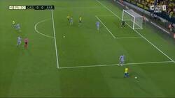 Enlace a Busquets tirando otra pelota donde atacaba el Cadiz. El resumen de este Barça