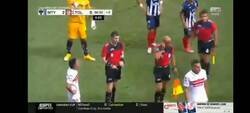 Enlace a Insólito. Trifulca en México después de que un jugador bajara el balón de taco. El narrador respaldando la agresión me ha vencido.