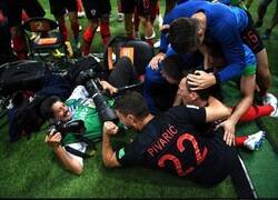 Enlace a Aquella vez que este fotógrafo fue arrollado por Croacia en la celebración, pero no detuvo el carrete