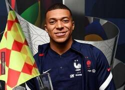 Enlace a Mbappé recibe el MVP de la final