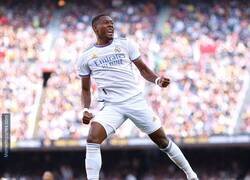 Enlace a Les sigue atormentando