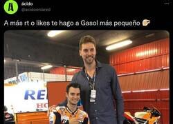 Enlace a Promete hacer más pequeño a Gasol en esta mítica foto con Pedrosa y el hilo es épico