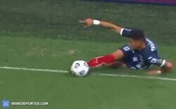 Enlace a Este caño de Maxi Meza desde el suelo es otro nivel de humillación