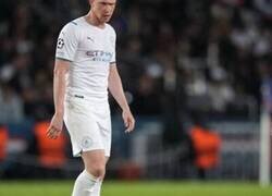 Enlace a La indiferencia total de De Bruyne al ver un jugador en el suelo