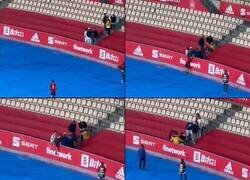 Enlace a Despues del partido, Gavi saltó a la grada donde le esperaban familiares y amigos de su pueblo. Un niño cumpliendo su sueño