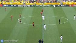 Enlace a El saque inicial de Tahiti contra España en la Confederaciones de 2013. Pues muy bien...