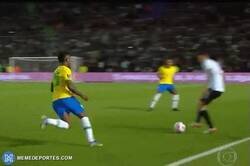 Enlace a Di María jugueteando con Vinicius