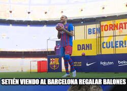 Enlace a Así miro a los que me deben cuando los veo gastar su dinero.