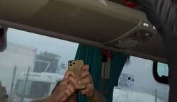 Enlace a Fan del Flamengo se trepa al techo del bus de su equipo para alentarlos a través de la ventanilla de emergencia