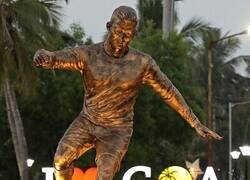 Enlace a La nueva estatua de Cristiano se ve como si ya estuviera cansado del 2022