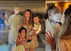 Enlace a Me muero, a Coutinho lo pusieron dentro de una mampara de vidrio para separarse de su familia.