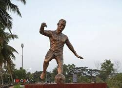 Enlace a Como lo han clavado con la nueva estatua de Cristiano en India