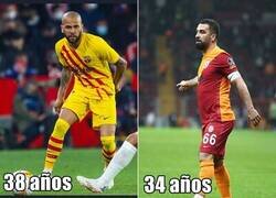 Enlace a Arda Turan es un jugador profesional de fútbol. O eso dice su credencial.