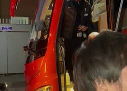 Enlace a Jurgen Klopp baja del bus para ofrecer cerveza a los fans