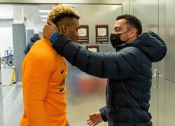 Enlace a Hasta el cuello lo tiene fuerte