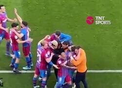 Enlace a Dani Alves vuelve a esquivar el escudo. Araujo casi se cae.