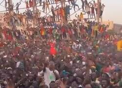 Enlace a Lo-cu-ra como reciben en Senegal a los nuevos campeones de África. Da hasta miedo.