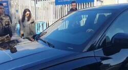 Enlace a WTF? A Riqui Puig le dieron un cerdito para que le firmara encima