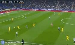 Enlace a Jordi Alba no es muy espabilado, la verdad.