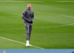 Enlace a Mbappé contemplando el Bernabéu