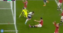 Enlace a El Cuti Romero celebra el autogol de Maguire en su cara