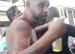 Enlace a La imagen de Adriano en una favela, descamisado, en una moto, borracho. Figurón.