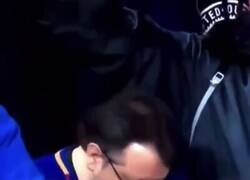 Enlace a Aquel fan que no abandonó al Barça en la debacle de Anfield, presenció el recital del Bernabéu. Gente que merece ser feliz.