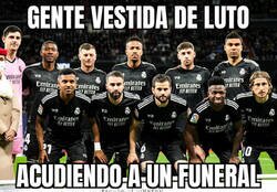 Enlace a Vestir de negro en un funeral es señal de respeto