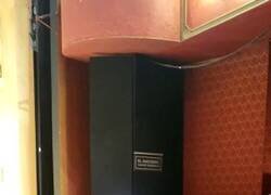 Enlace a Leo Messi se roba toda la atención al asistir al teatro. Y le hacen subir al escenario entre coros.