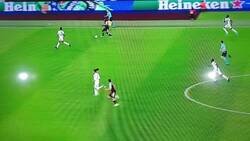 Enlace a Un fan del West Ham invade la cancha justo cuando su equipo contragolpea necesitando un gol. La reacción de todos...