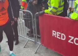 Enlace a Cristiano Ronaldo destroza el teléfono de un fan saliendo del estadio. A ver cómo camuflan esto también.