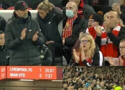 Enlace a Al minuto 7 Anfield se pone de pie, aplaude y canta 'You'll never walk alone' en solidaridad con Cristiano. #Respect