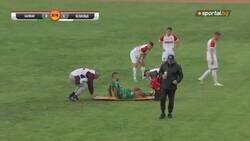 Enlace a Yordan Apostolov, del Balkan Botevgrad Búlgaro haciendo tiempo tirándose de la camilla.