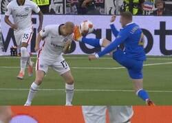 Enlace a Sebastian Rode completó todo el partido con una grieta en la cabeza y levantó el trofeo de campeones.