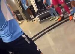Enlace a ¿Pep Guardiola? celebrando en tanga. No puedo con esto.