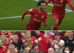Enlace a Salah se entera de que el City va ganando por un fan que le arruina la celebración