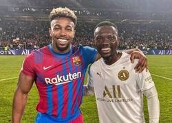 Enlace a Adama Traoré abrazando a Adama Traoré