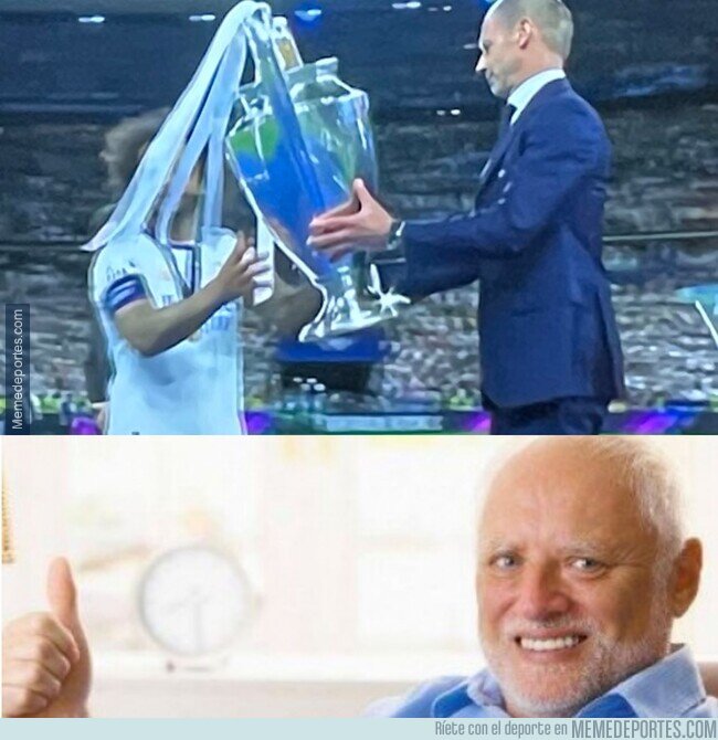 1162551 - Ceferin dando el trofeo a los de Floren