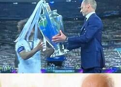 Enlace a Ceferin dando el trofeo a los de Floren