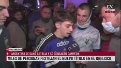 Enlace a A este periodista le robaron el teléfono cuando transmitía las celebraciones de los argentinos en el Obelisco