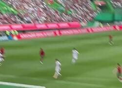 Enlace a Este recogepelotas casi se vuelve loco despues de chocar palmas con Cristiano