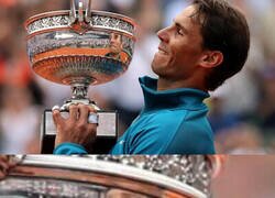 Enlace a Te quiero Nadal deformado por el reflejo del Roland Garros