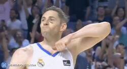 Enlace a No soy experto en Basquet pero creo que este gesto tiene que ver con señorío o algo así...