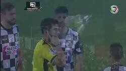 Enlace a Insólito. El VAR en Portugal no pudo resolver un gol en offside porque una bandera bloqueó la cámara