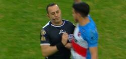 Enlace a Árbitro argentino choca a un jugador y le amonesta. Pues porque sí.