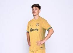 Enlace a Gavi falla en atarse los cordones hasta en un photoshoot.