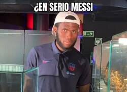 Enlace a Kessié visita el Museo del Barça