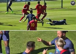 Enlace a Messi gana un penal y se lo obsequia a Ramos. Aún lo estoy digiriendo