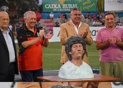 Enlace a Desvelada la nueva estatua de Maradona. Menos mal que ya no esta aquí para ver esto