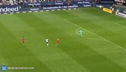 Enlace a El Bayern va tan sobrado que Neuer puede hacer esto y no pasa absolutamente nada.
